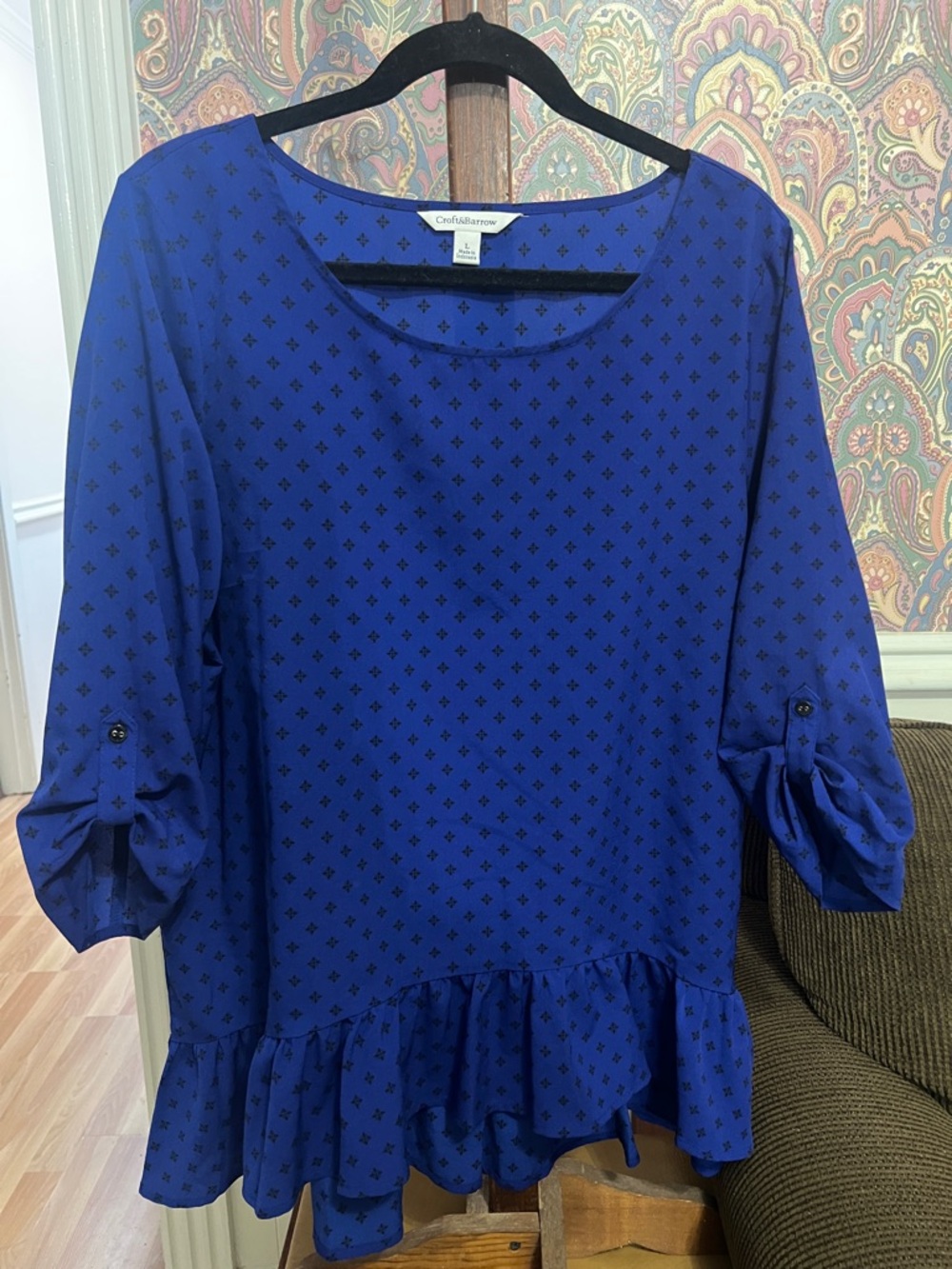 croft & barrow cobalt blue ruffle-hem blouse with black print